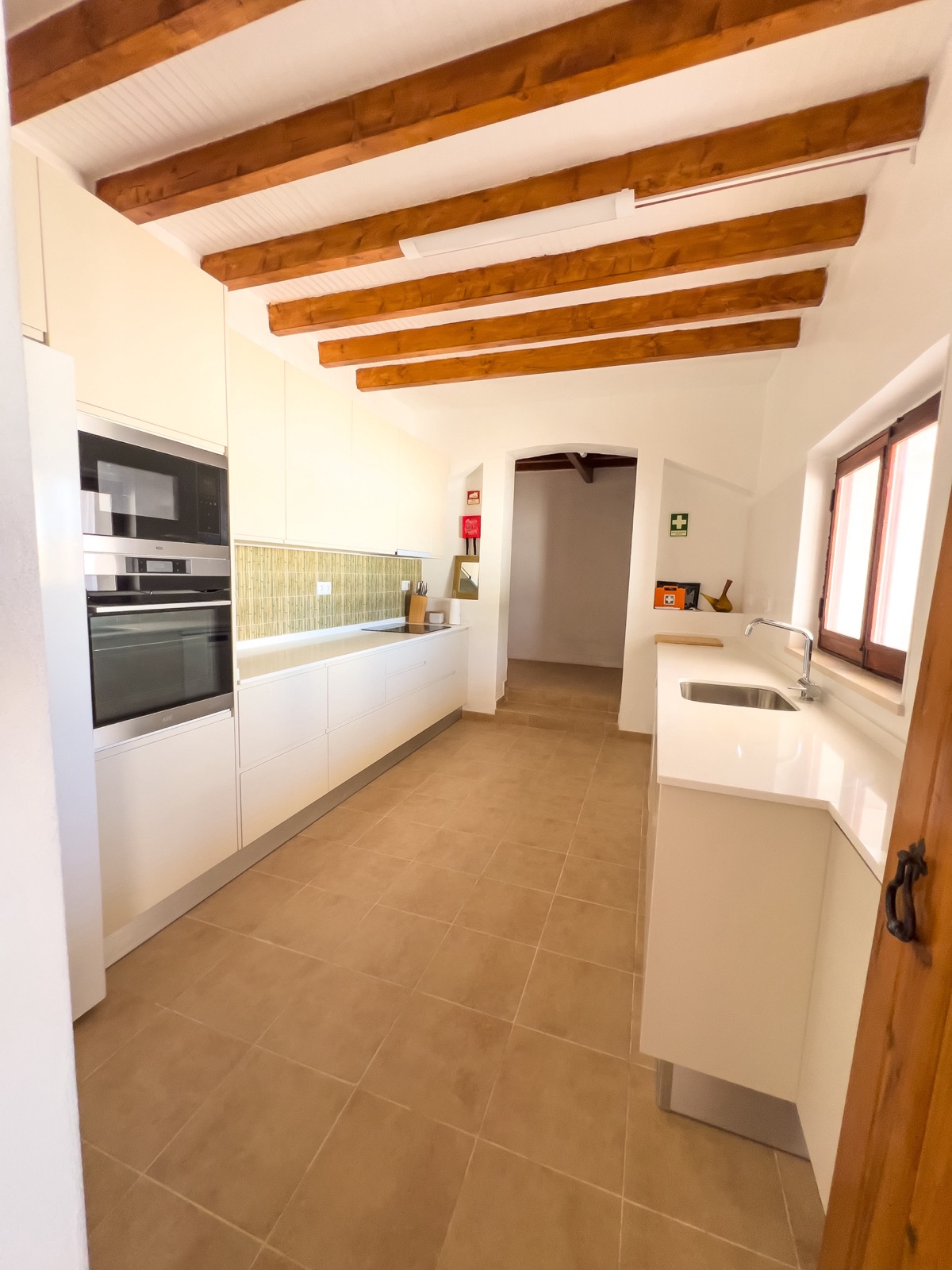 cozinha de apoio, bancada e forno